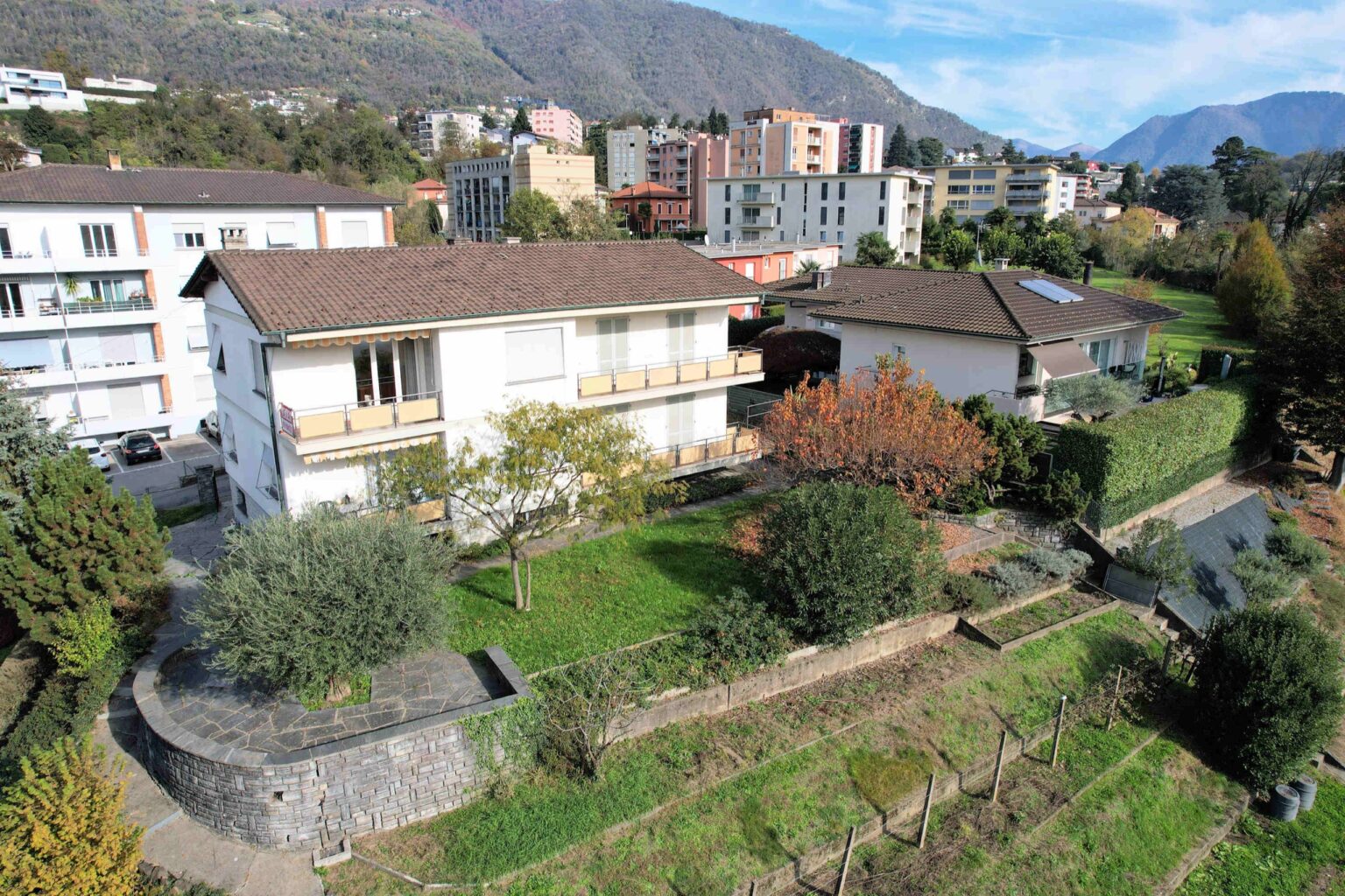 Casa di 2 appartamenti con grande terreno con valide possibilità edificatorie