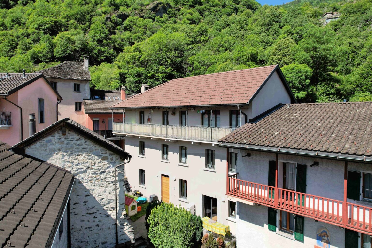 Casa molto ben ristrutturata con appartamenti di 4,5 locali duplex + 2,5 locali al PT