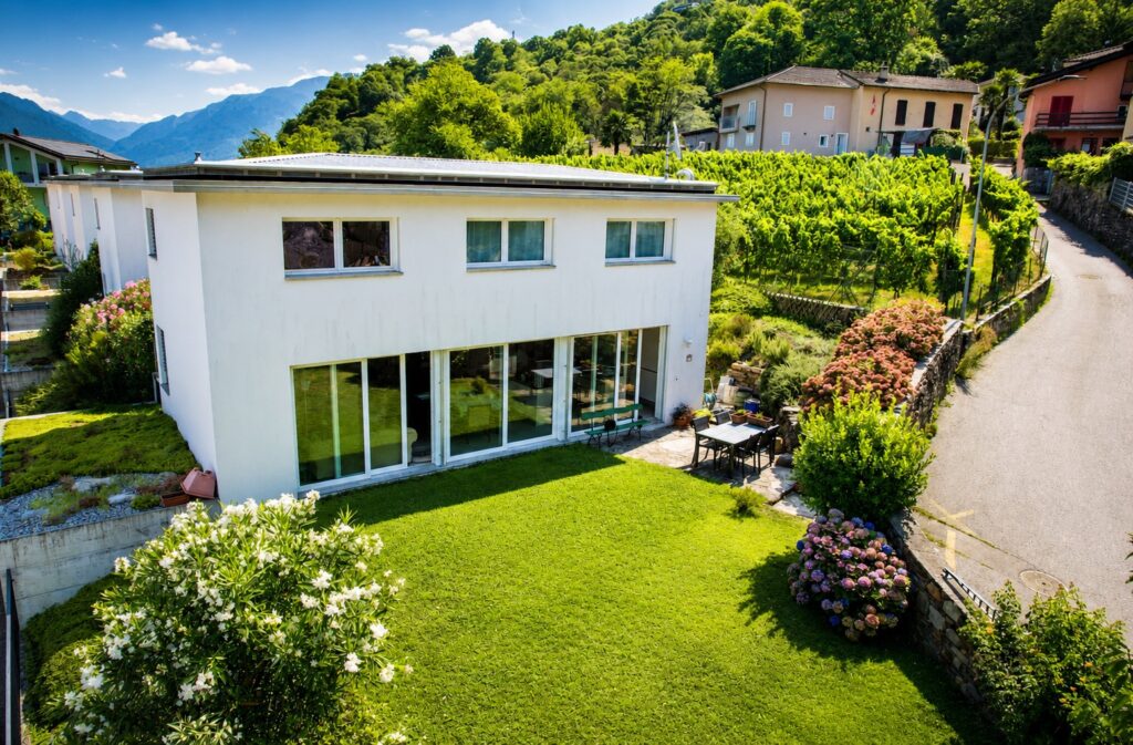 Moderna villetta tra le vigne e le montagne