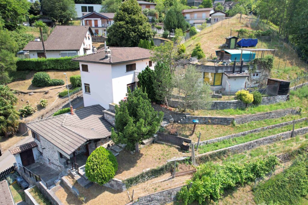 Spaziosa casa in collina con vista panoramica grande terreno e rustico in pietra
