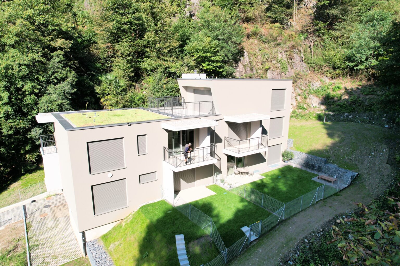 Nuovo appartamento-studio immerso nel verde con giardino privato