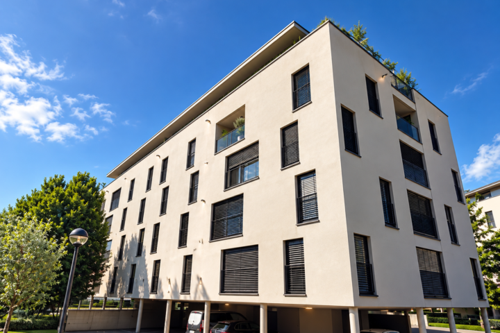 Residenza_moderna_sotto_il_cielo_blu