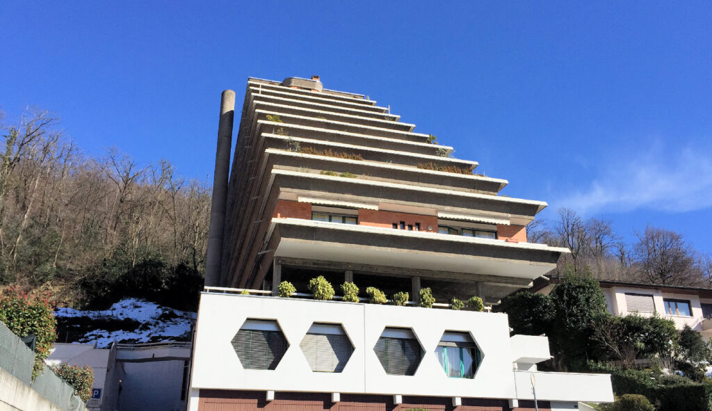 Facciata di un condominio sul pendio