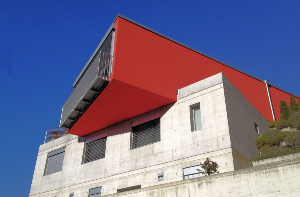 Villa moderna con tetto rosso e cemento