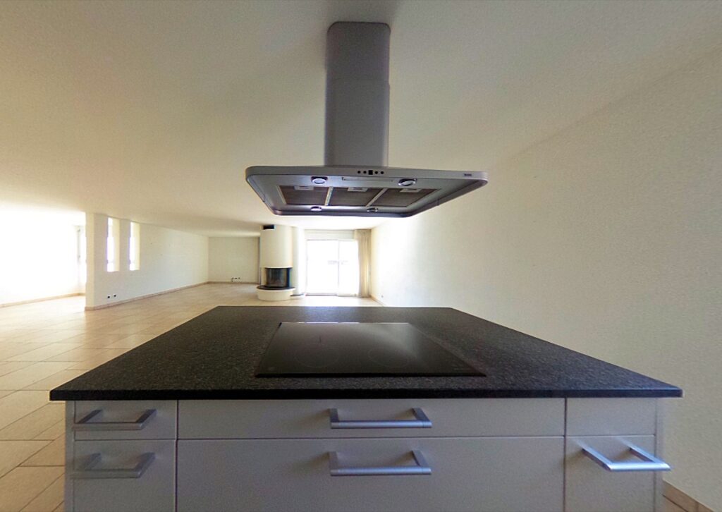 Cucina a isola in un appartamento luminoso
